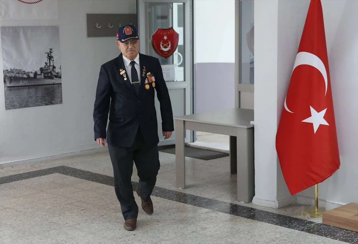 Kıbrıs Barış Harekatı’na katılan Mersinli gazi Fikri Kalkan, Türk bayrağı asmanın gururunu yaşıyor